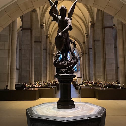 img_6098.jpg Engelsstatue in gotischer Kirchenarchitektur