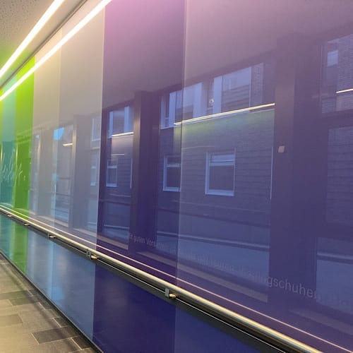 img_6099.jpg Bunte Glasfassade eines modernen Gebäudes