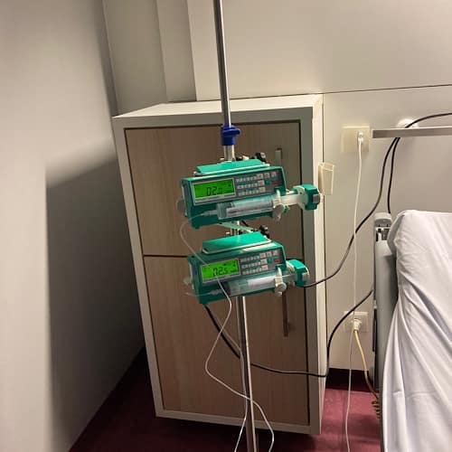 Infusionspumpen im Krankenhauszimmer neben Bett