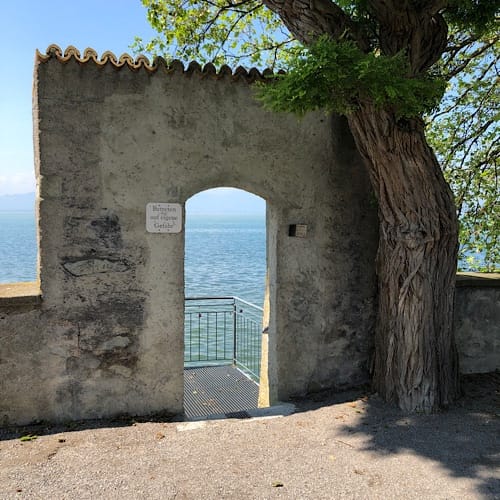 Steintor mit Blick auf See und Baum
