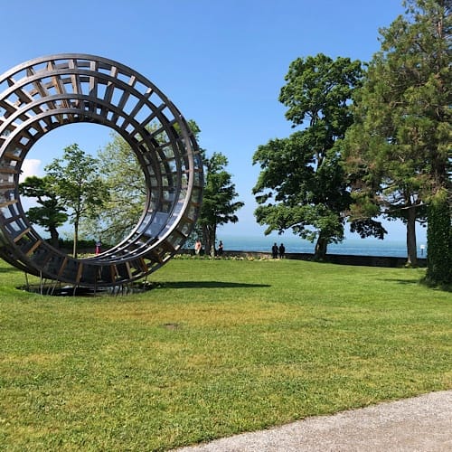 Großes Metallradkunstwerk am Seeufer im Park