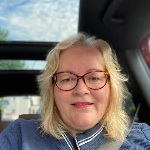 img 6157.jpg Frau mit Brille lächelt im Auto