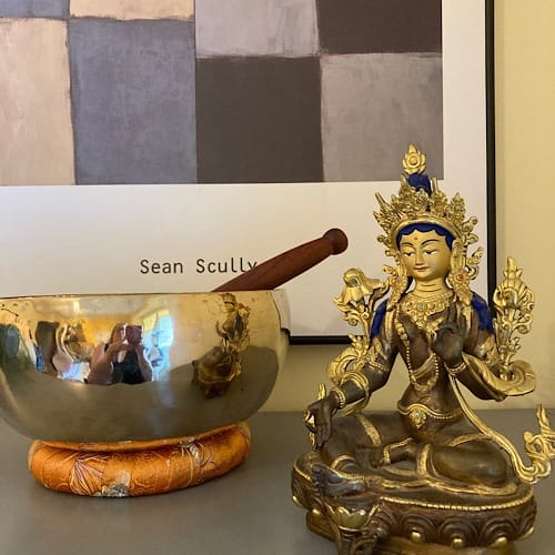 img 6160.jpg Klangschale und vielarmige Buddhastatue auf Tisch
