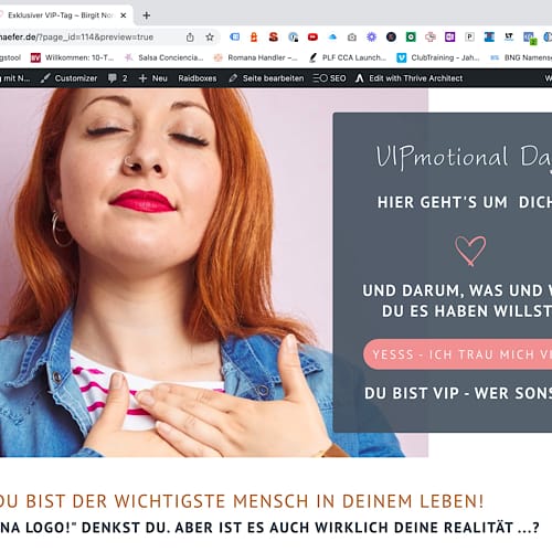 Frau mit geschlossenen Augen berührt Herzsymbol an Brust