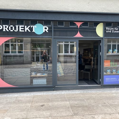 Moderne Ladenfront mit reflektierender Glasfassade