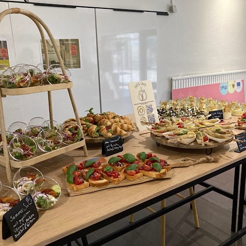 Buffet mit verschiedenen Fingerfood-Optionen auf Tischen