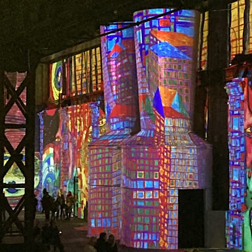 Beleuchtete Projektionskunst bei der Ausstellung "Phönixe des Lumières" auf dem Industriegelände von Phönix West, Dortmund