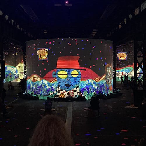 Farbenfrohe Projektionskunstei der Ausstellung "Phönixe des Lumières" auf dem Industriegelände von Phönix West, Dortmund