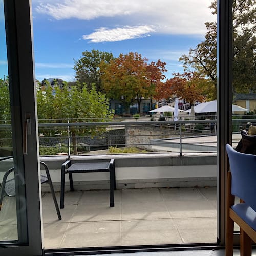 Ausblick von Balkon einer Rehaklinik in Bad Sassendorf auf herbstliche Bäume und Café