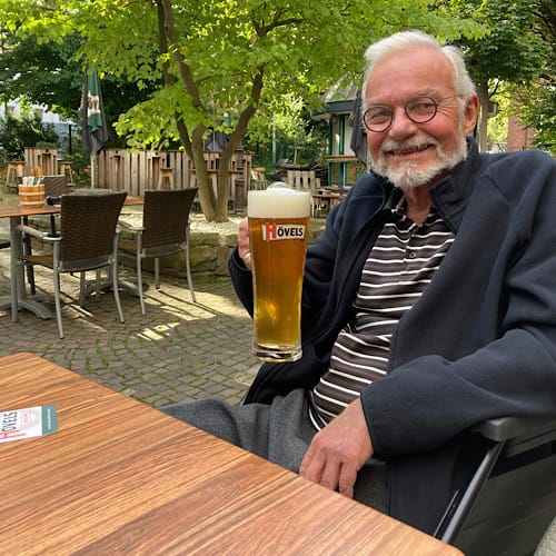 Mein Mann genießt ein erfrischendes Glas Bier im Biergarten