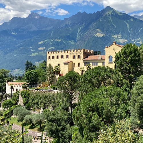 Schloss Trauttmannsdorff, Meran, Südtirol, vor der Bergkulisse
