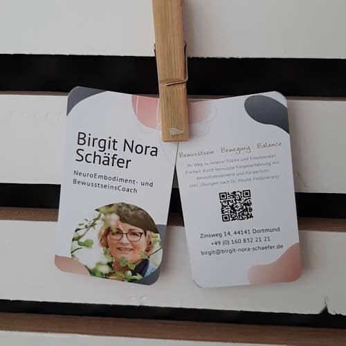 Visitenkarte mit Vorder- und Rückseite von Birgit Nora Schäfer an Klemme befestigt