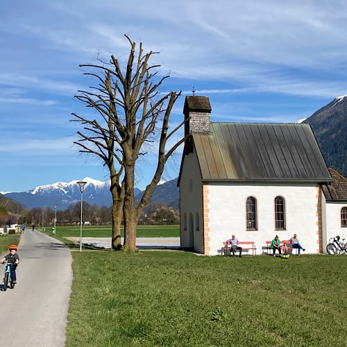 Kleine Kapelle, Radweg, Berge und klarer Himmel beim Osterspaziergang in Silz, Tirol