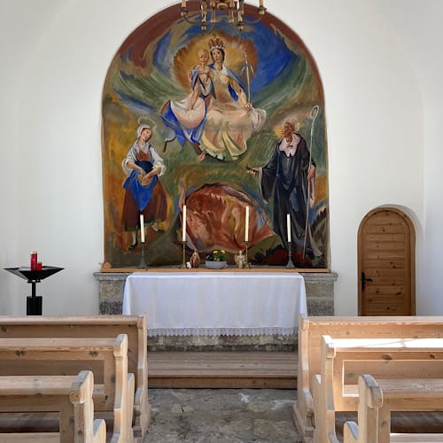 Altar mit religiösem Gemälde in kleiner Kapelle im Inntal, Tirol