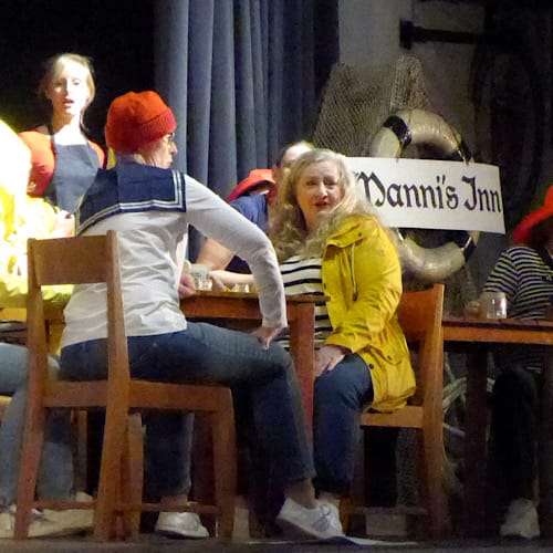 Sängerinnen von "Ladies First" aus Dortmund als weibliche Matrosen verkleidet in "Manni's Inn bei" ihrem Chorical "Lady in Red" auf einer Theaterbühne in Dortmund