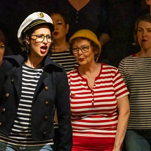 "Ladies First" aus Dortmund singbt als weiblicher Matrosenchor verkleidet auf der Bühne