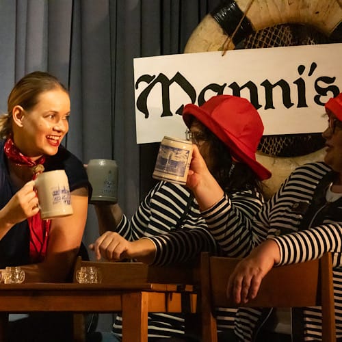 Drei Sängerinnen aus dem Barbershop-Chor "Ladies First" aus Dortmund sind als Matrosen verkleidet und prosten sich mit Bier in "Manni's Inn" zu