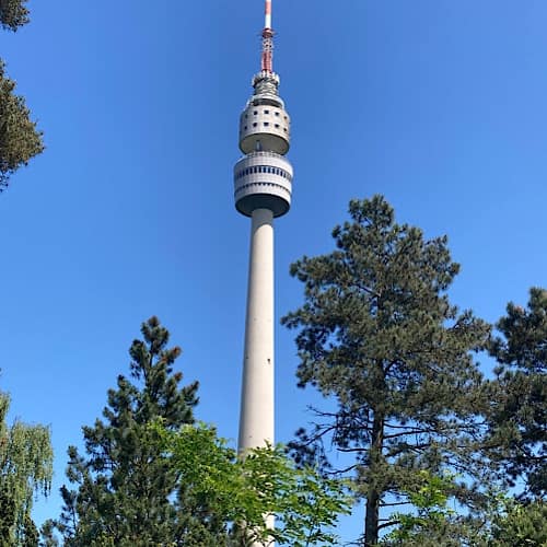 Der "Florian", Aussichts- und Fernsehturm im Westfalenpark, Dortmund, umgeben von Bäumen an einem klaren Tag