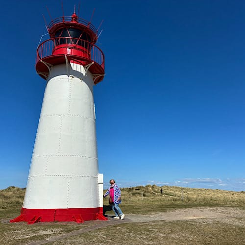 Birgit Nora Schäfer neben dem kleinen Leuchtturm auf dem Ellenbogen bei List / Sylt