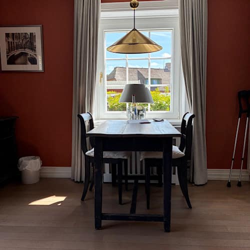 Stilvolles Esszimmer mit Tisch und Fensterblick