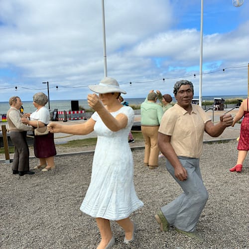 Alltagsmenschen "Dancing at the Beach" - Betonstatuen im Freien an der Küstenpromenade von Wennigstedt / Sylt