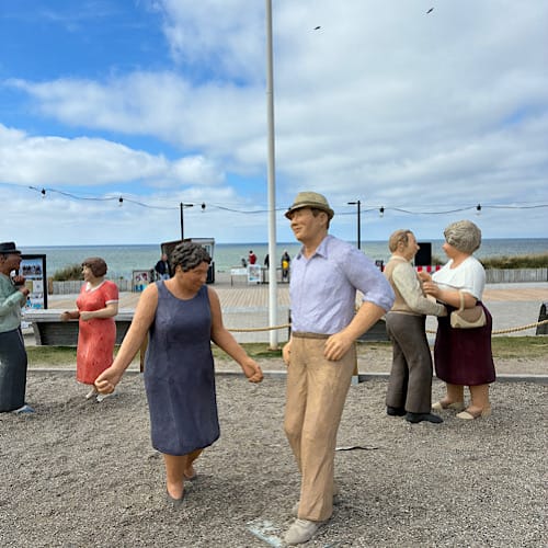 Alltagsmenschen "Dancing on the Beach"- Betonstatuen an der Strandpromenade von Wennigstedt / Sylt