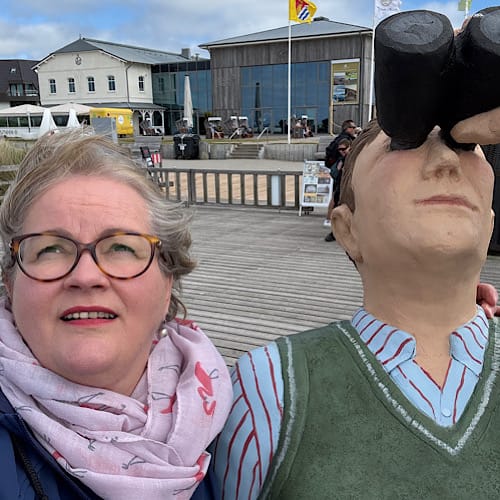 Birgit Nora Schäfer macht ein Selfie mit Fernrohr-Statue