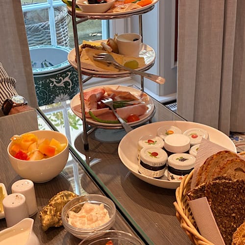 Reichhaltige serviertes Frühstücksbuffet im Hotel
