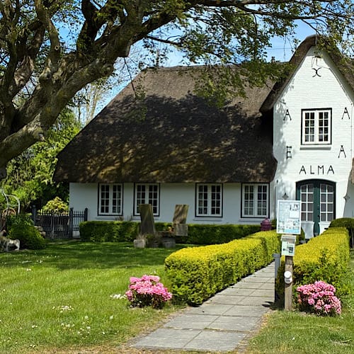 Traditionelles reetgedecktes Haus mit Garten in Morsum auf Sylt