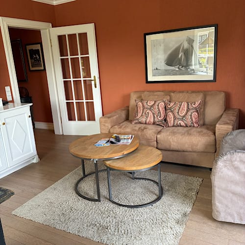 Gemütliches Wohnzimmer mit Sofa und Couchtisch