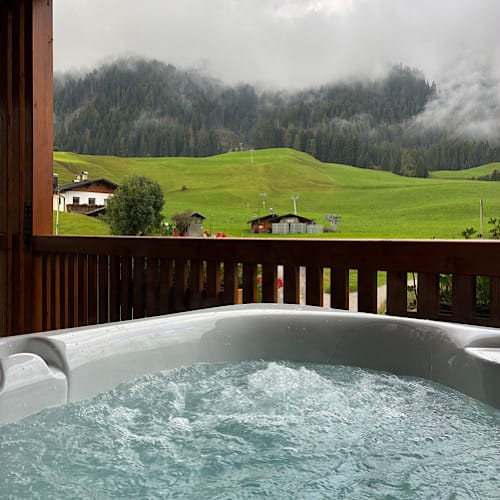 img 2025 09 13 145714 Whirlpool mit Bergblick und grünen Wiesen.