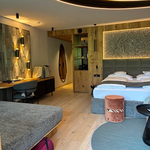 img 2025 09 13 145811 Moderne Hotelsuite mit Kingsize-Bett und stylischem Dekor im Materialmix.