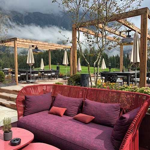 img 2025 09 13 150117 Gemütliche Terrasse mit Bergblick und modernen Sitzgelegenheiten.