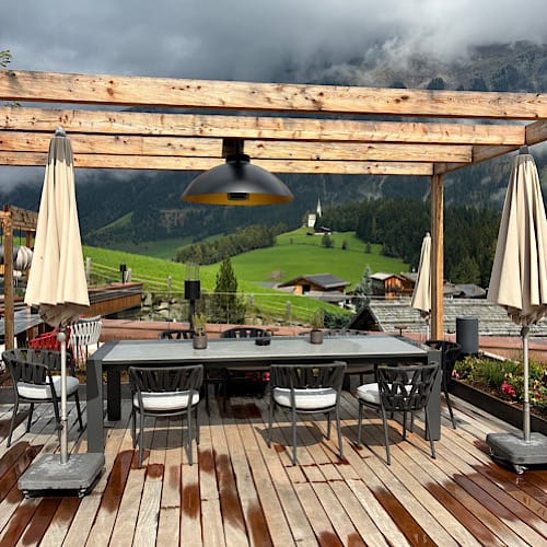 Terrasse mit Bergblick und großem Esstisch