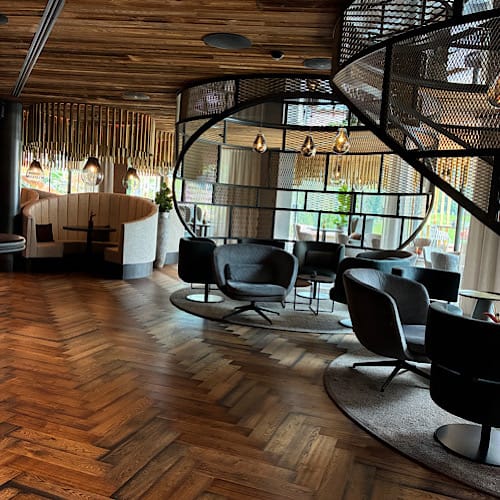 Moderne Bar mit stilvollem, exklusivem Interieur.