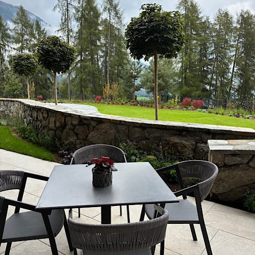 img 2025 09 13 150519 Terrasse mit Tisch und Waldlandschaft