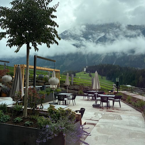 img 2025 09 13 150554 Terrasse mit Bergblick und Wolkenverhangen.