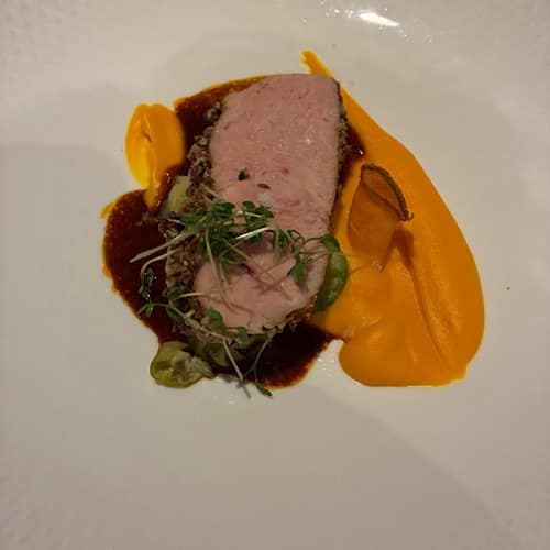 Elegantes Fleischgericht mit Karottenpüree.