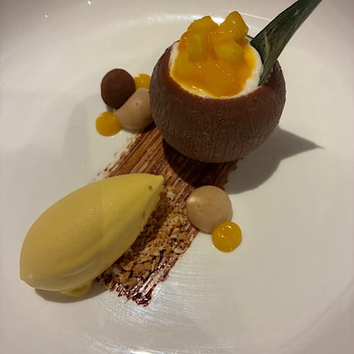 Exquisites Dessert mit Frucht und Eis.