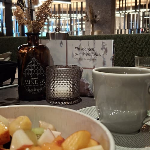 img 2025 09 13 151130 Tasse Kaffee, Frühstück mit Obst, vor Kerze und Vase im Restaurant
