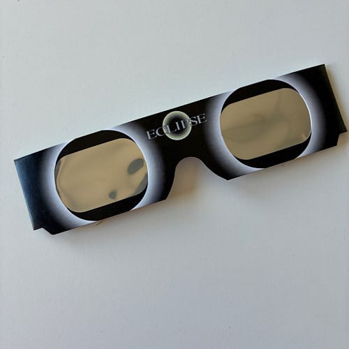 img 2025 09 13 145938 Eclipse-Sonnenfinsternisbrille auf weißem Hintergrund
