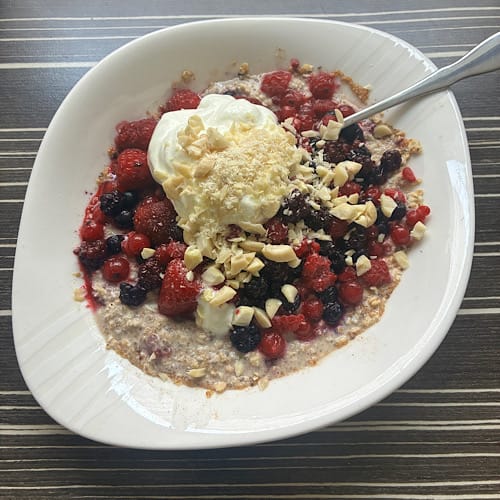 img 2025 09 13 145714 Haferbrei mit Beeren, Joghurt und gehackten Mandeln