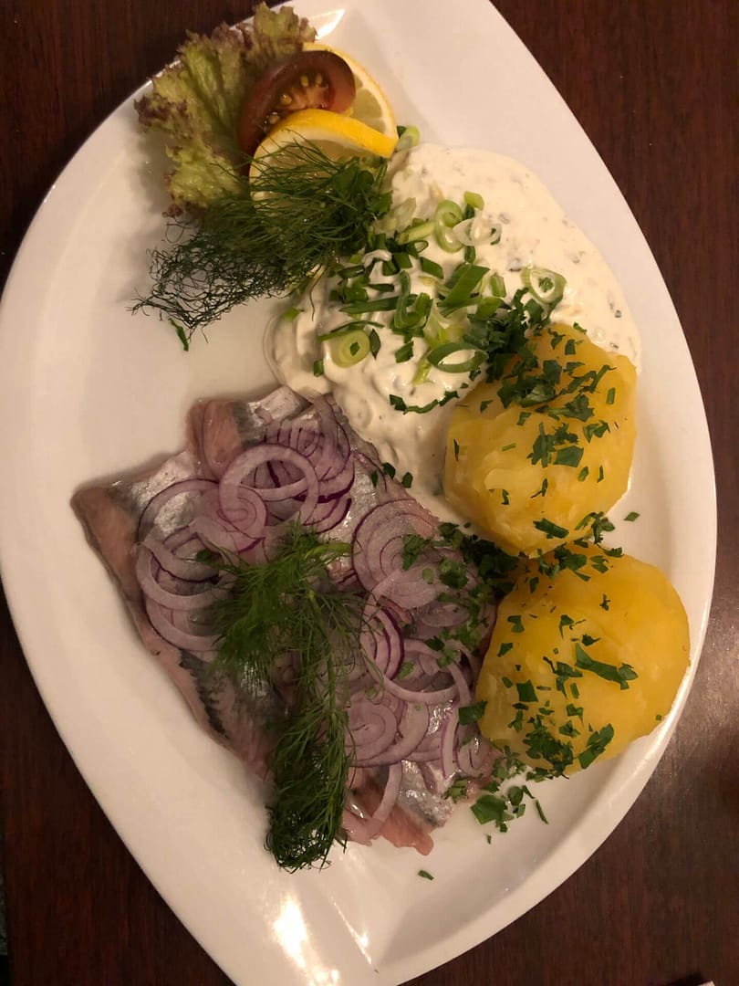Heringsteller mit Kartoffeln und Kräuterquark