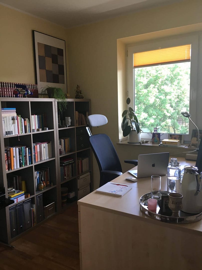 Helles Arbeitszimmer mit Bücherregalen und Schreibtisch