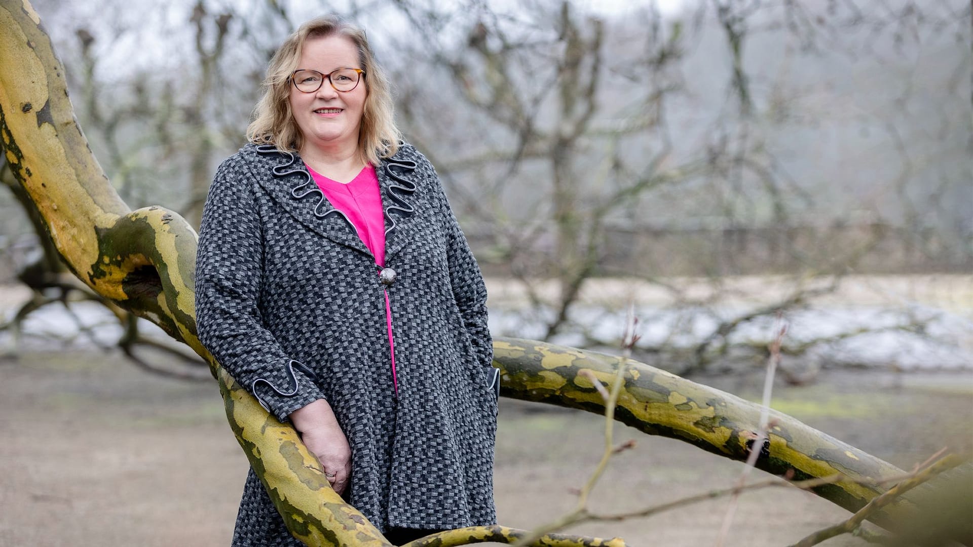 birgit nora schaefer angelehnt an einen baum 2000x1125